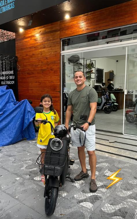 Cliente Soul Electric feliz com sua moto elétrica